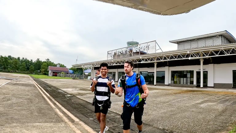 Sådan kommer du til Skydive Palawan: fly, vans og transfers